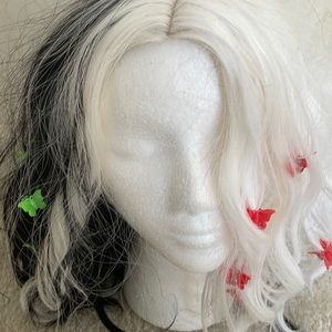 Black and white wig with butterfly clips. Was used for cosplay. good condition